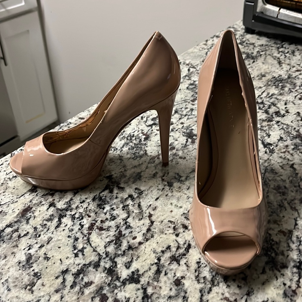 Nude patent leather Peep-toe Heels